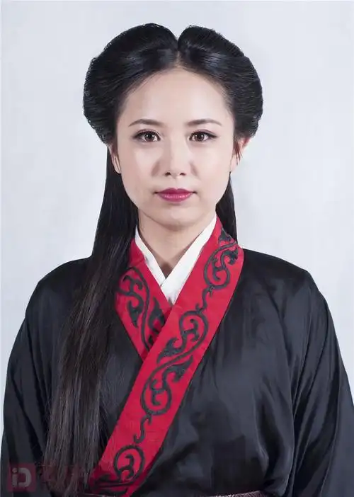 5:在发片固定处安放一个扇形的发髻发胎.