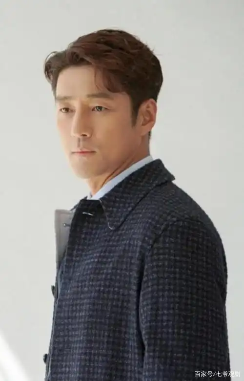 他是《大长今》的男主角闵政浩,50岁池珍熙其实是只快乐的小鸟