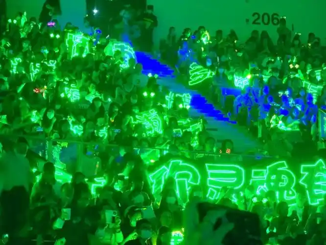 王一博应援色#终于见到了期待已久的现场的小摩托们挥舞手中的荧光棒!