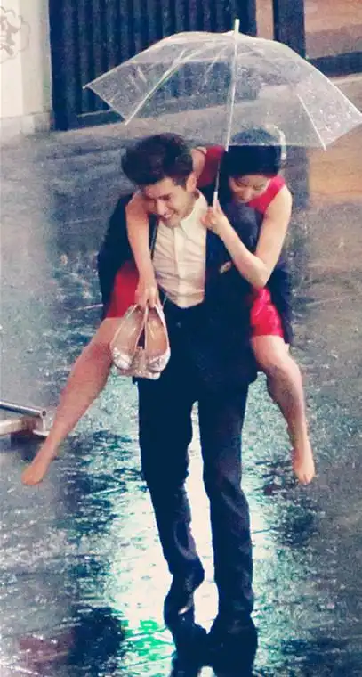 [视频]吴亦凡雨中背刘亦菲狂奔 唯美浪漫