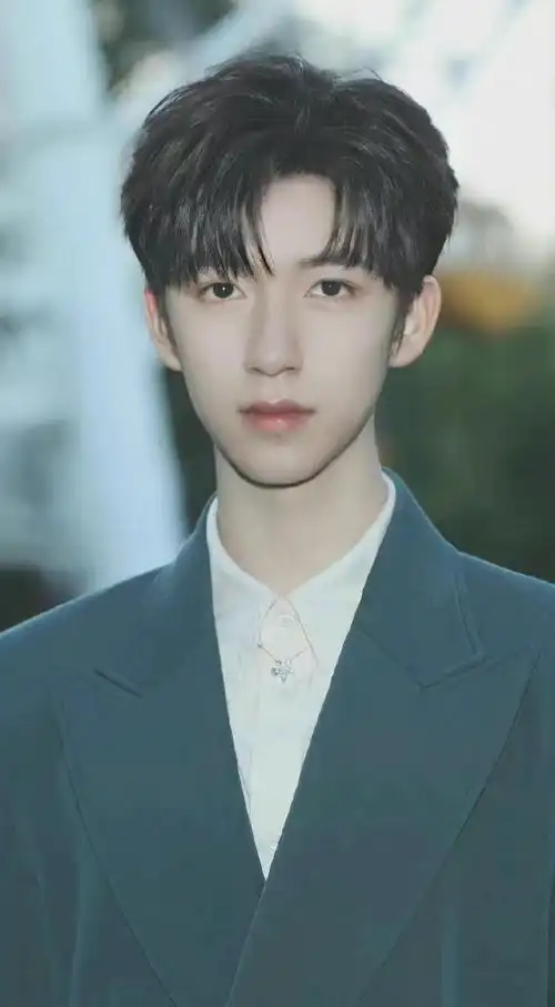 贺峻霖光影星播客剧照