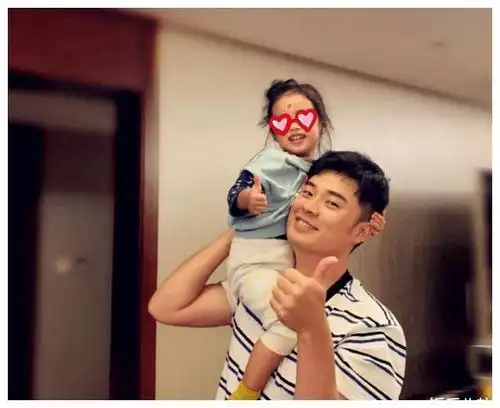 今年3月,陈赫首次晒出了一家四口手拉手的合影官宣二胎宝宝出生.