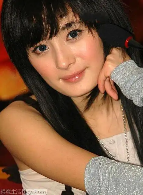 杨幂素颜照败露整容迹象