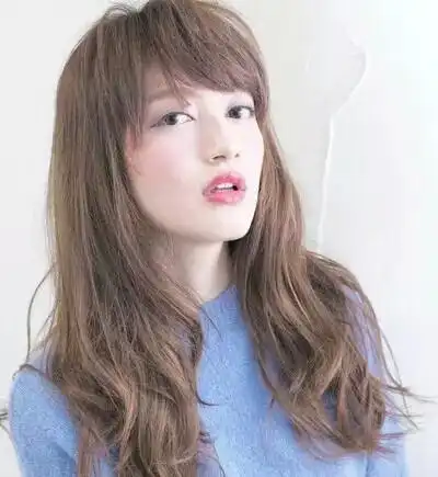 圆弧形的半月形刘海完美修饰窄额头,轻微的蓬松卷发看起来慵懒却又