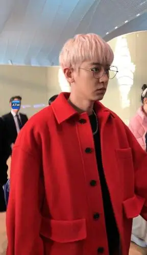 朴灿烈散发迷人魅力,大红色上衣搭配金发造型,软萌又帅气