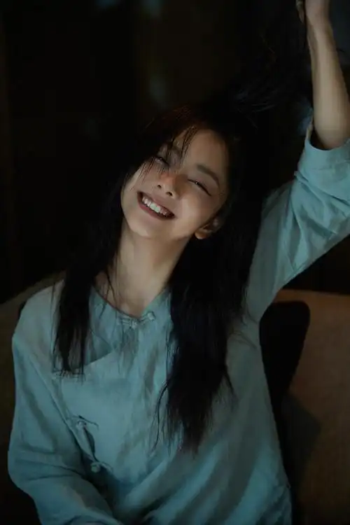 谭松韵蓬乱湿发俏皮私服图片33