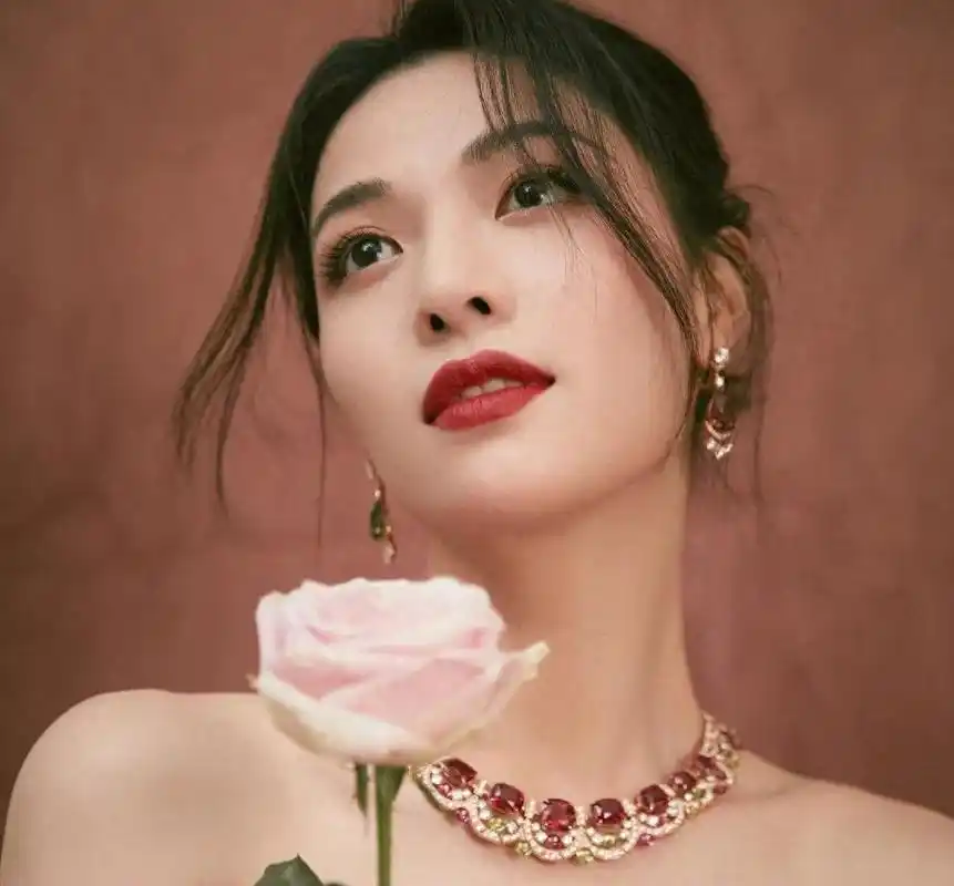 钟楚曦:从18线小明星到大佬钟爱 钟楚曦凭借自己的底气和实力,一步步