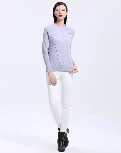 浅蓝灰色舒适圆领长袖针织衫