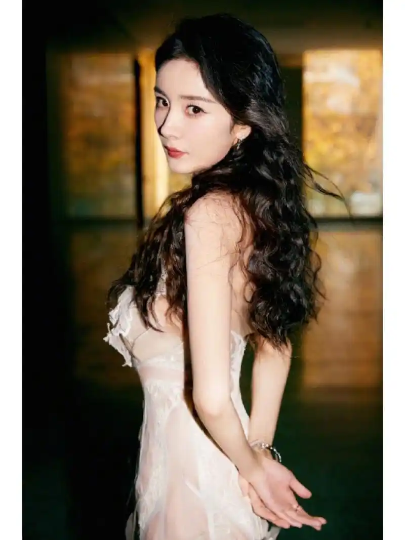 活动礼服简直美炸了 星光杳杏,薄纱萦绕, 杨幂身着白色羽毛蕾丝连衣裙