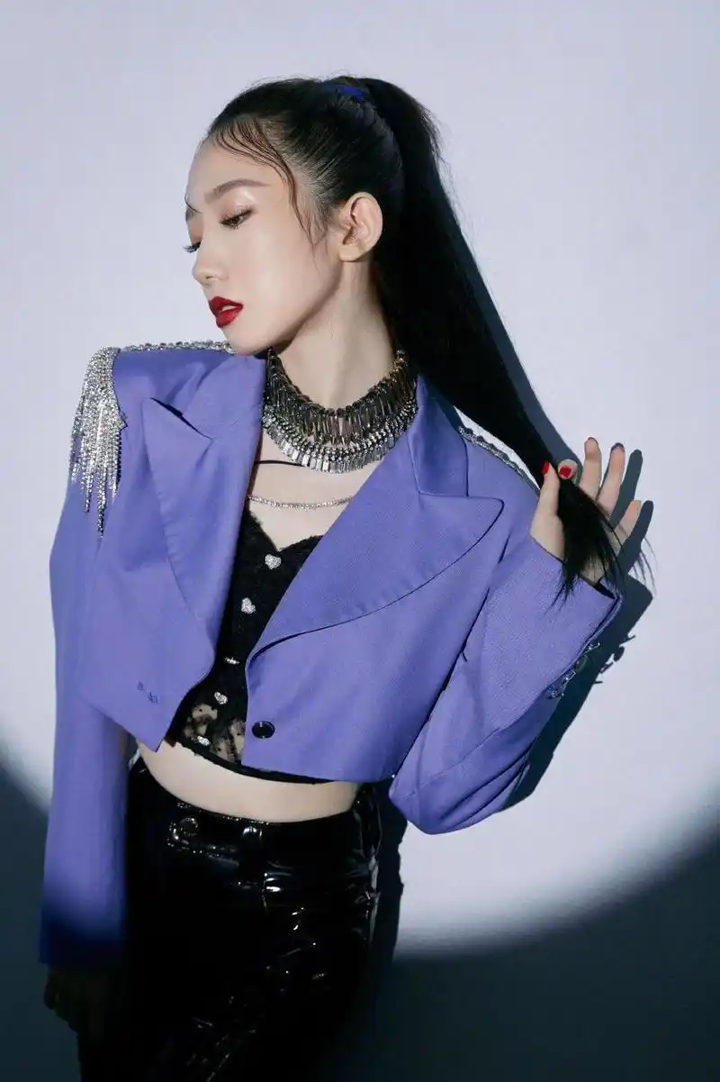 孟美岐无论身材颜值都有不错的底子,但穿搭总离不开"恨天高"