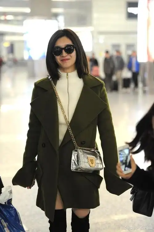 随后有网友贴出一张江疏影疑似和工作人员严肃谈话的照片,大家就一致