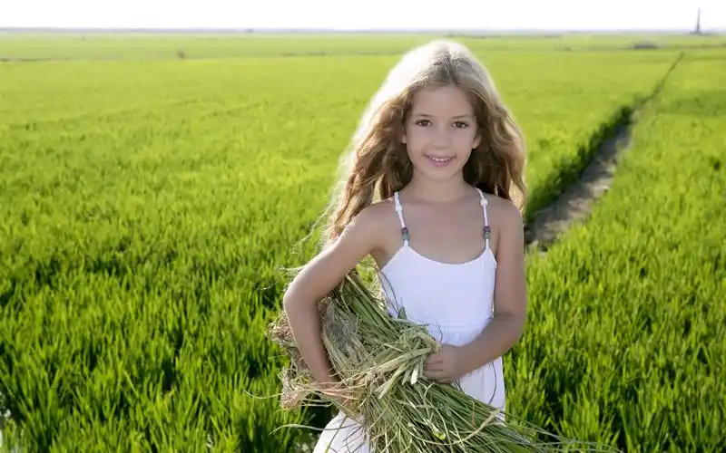 逗人喜爱的小女孩微笑,绿色领域 1242x2688 iphone 11 pro/xs max 桌