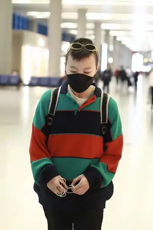 26岁窦靖童剪莫西干发型像"三毛",穿红绿撞色衣太扎眼