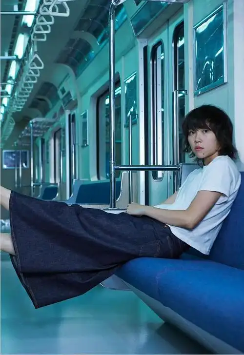 窦靖童留回长发身材窈窕,颇有王菲当年的气质,换回女装照样性感