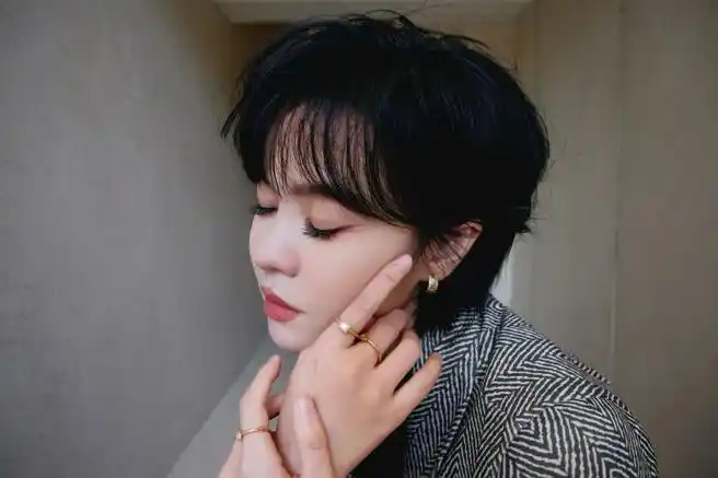 郁可唯超话#悦游十周年#@郁可唯以浪漫歌声开启别样旅程,气场造型诠释