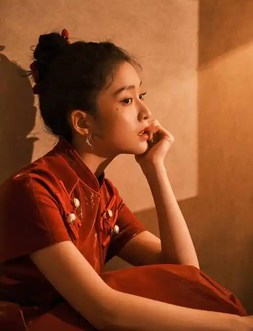 张雪迎穿红裙化身国风美少女 盘发泪痣清新又俏皮