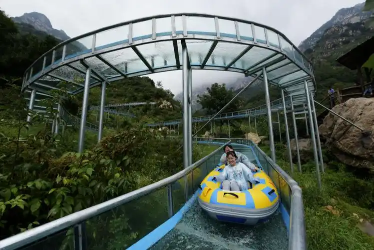 漫山花溪谷"高空玻璃漂流"带给您不一样的体验