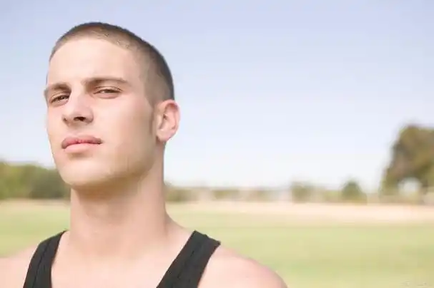 剪寸头:畅谈头发生长周期与恢复时间