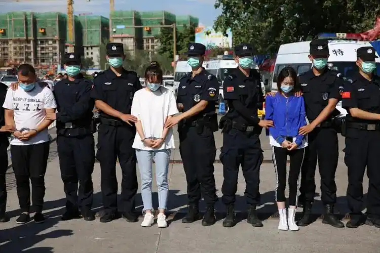 两个杀猪盘被端9名犯罪嫌疑人被押解回西昌