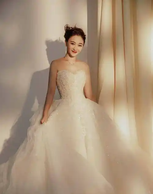 原创李小冉被冻龄了吗穿白t恤配牛仔裤简约清爽哪像44岁的人