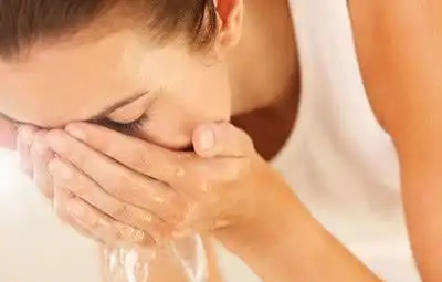 女子脸部清洁过度成关公医生称皮肤要穷养