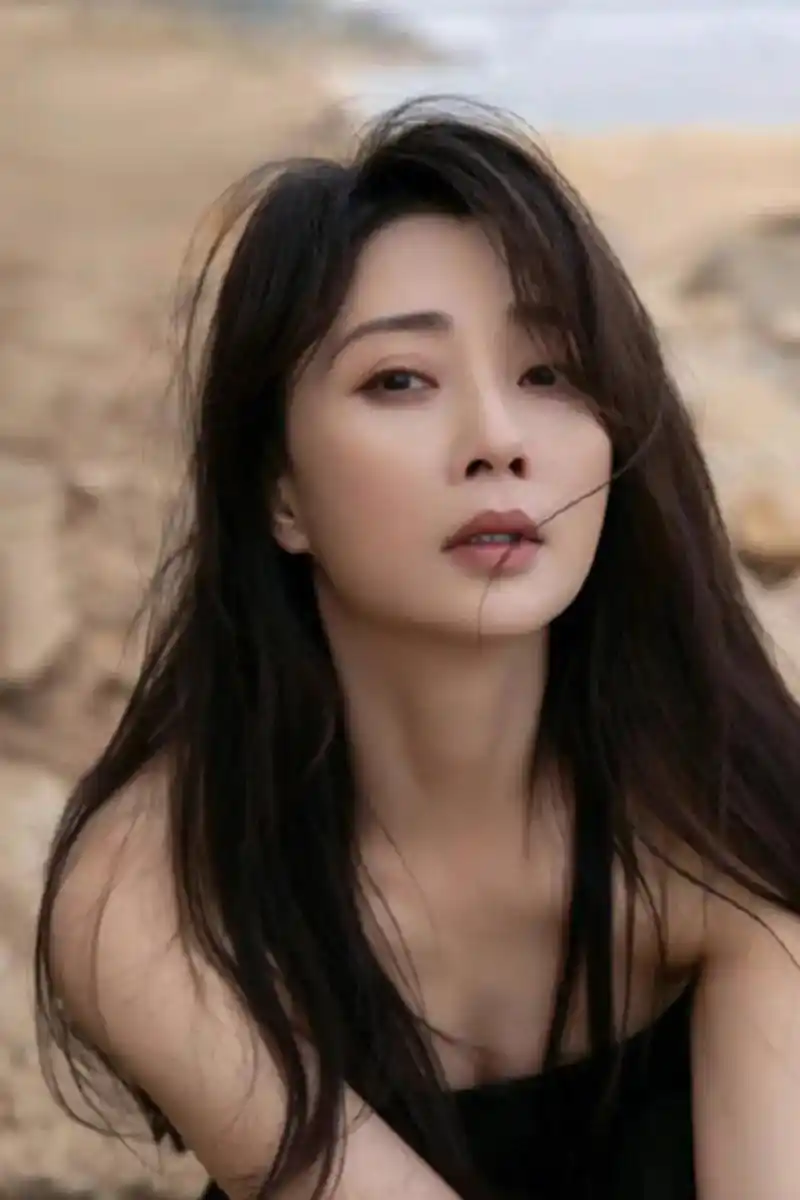 富商孙东海曾对殷桃展开疯狂的追求,可两人在一起后没多久,孙东海又