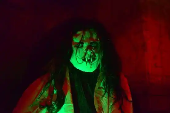 幽暗恐怖的儿童医院,怀抱婴儿的恐怖护士,面无表情的主治医生,诡异