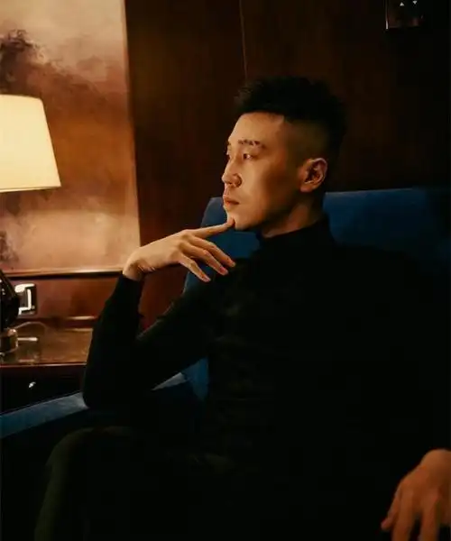 德云社杨九郎深夜晒照帅气造型引网友热议郭德纲欺骗了大家