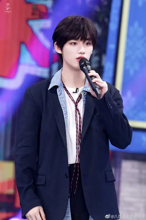 今晚的快乐大本营丁程鑫首次以快乐家族的身份亮相