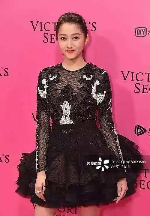 跪地不起,花8s才站起来,被网友质疑专业度低_李小璐_钟汉良_关晓彤