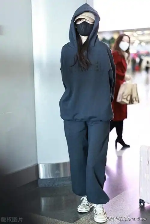 街拍:李沁深灰色连帽卫衣 卫裤 棒球帽休闲随性