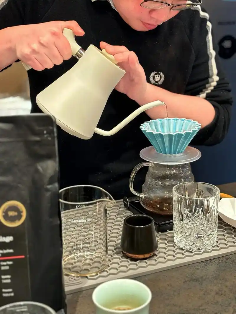 在连江|旧街小巷里的小众手冲咖啡.主打手冲的一家咖啡店,老板 - 抖音