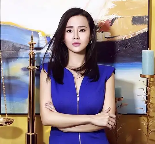 回顾演员于明加我这辈子正确的决定就是为普通丈夫生了两个女儿