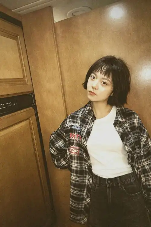 镜头下的赵今麦##罗琦琦青春日记#遇见短发限定版crush@赵今麦angel了