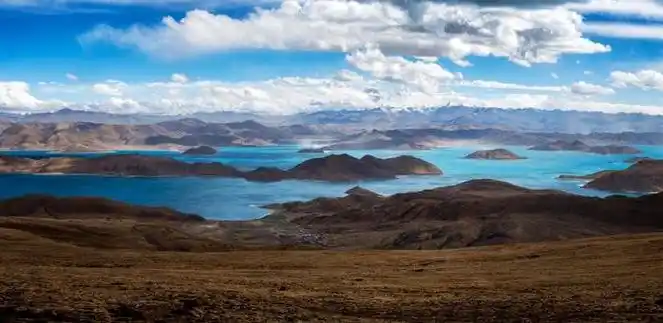 绕湖一周,随着光影与风景的变化,一个羊湖就能见到无数种湖水颜色与湖