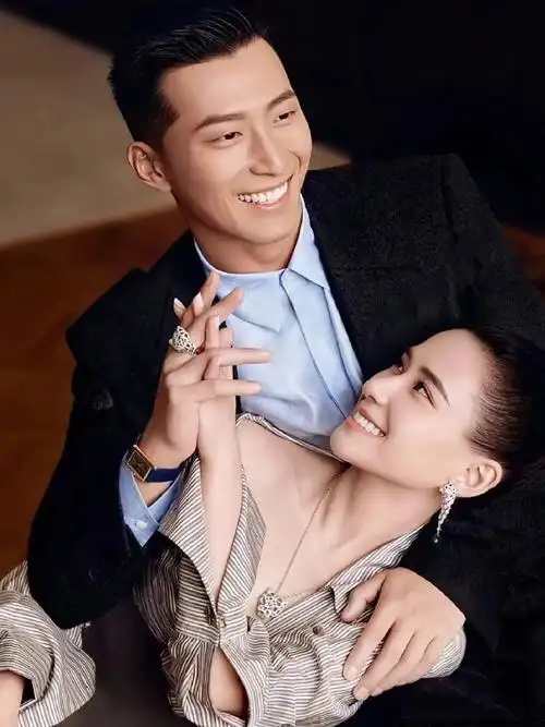 何超莲窦骁晒婚纱照