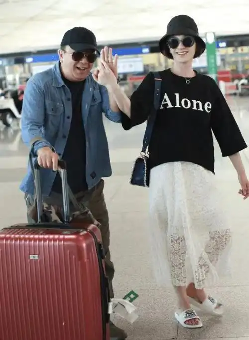 徐佳宁是一位制片人,他与李小冉的缘分,要追溯到1997年两人的初次邂逅