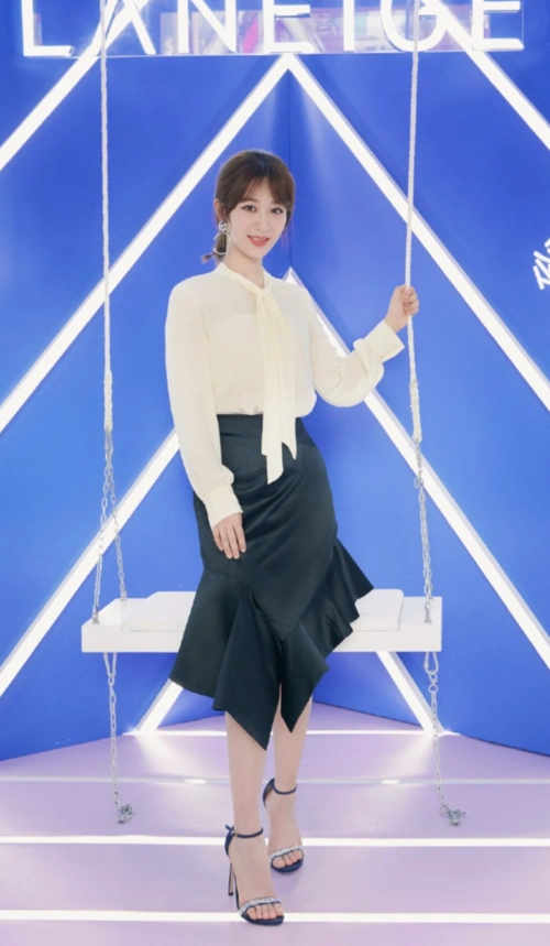 杨紫自认腿短,就偷偷把长裙"缝成"短裙来穿,没想到效果神了