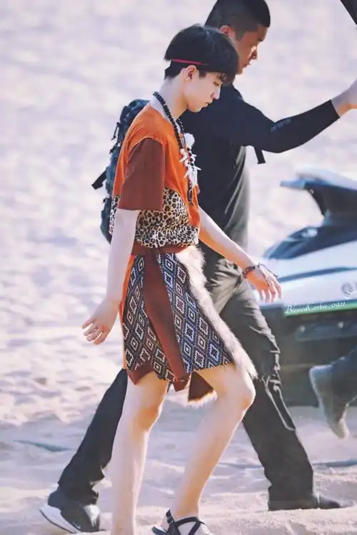 王俊凯穿过膝短裙风情万种