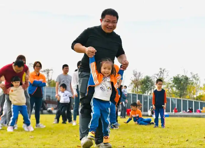 "小脚踩大脚"游戏真欢乐!