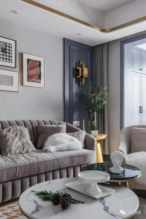 灰褐色丝绒沙发搭配大理石圆形茶几,让客厅舒适而精致