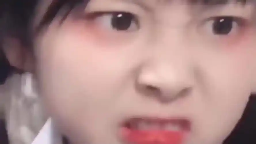 那个很火很凶的表情包,就是来源于这个,湖南小伙妹子几岁了