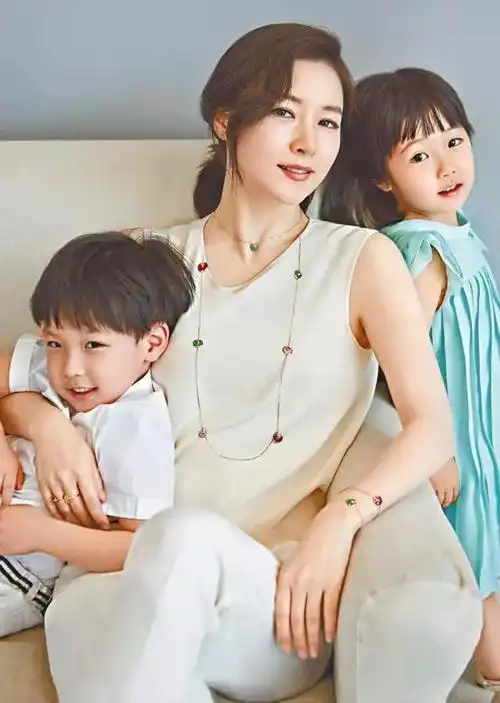 都是韩国美女42岁金喜善43岁崔智友都没47岁的她抗老