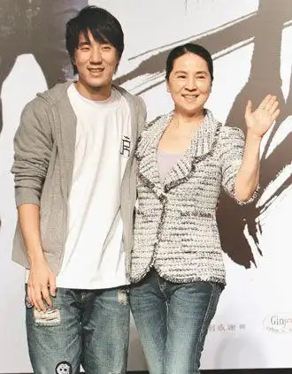 房祖名接片需经妈妈审核 林凤娇不让其拍三级片