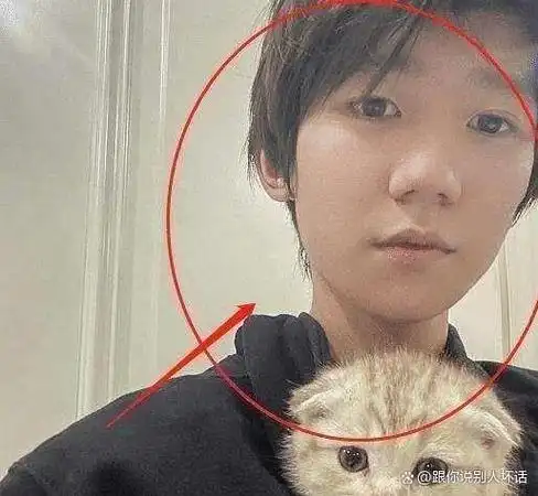 出国留学后的王源很少发自拍,表情略显憔悴,像个19岁的阳光少年