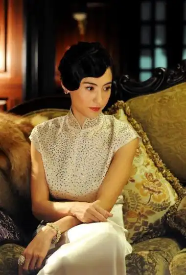 简介:张柏芝仙鹤刺绣旗袍性感图片,分享一组张柏芝图片给大家,图中的