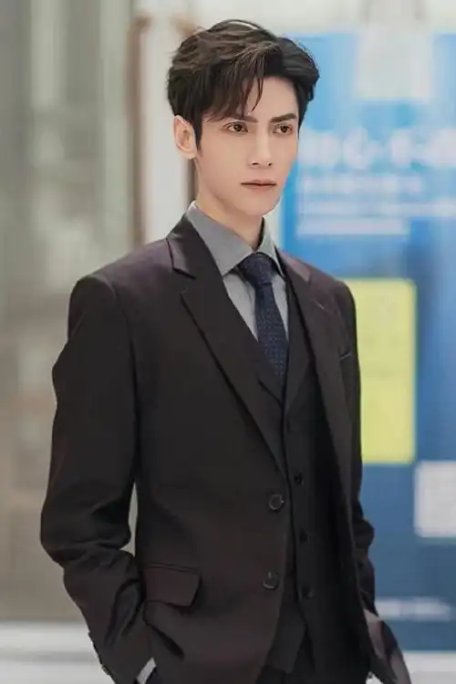 罗云熙情人节营业照认真工作的男人最有魅力