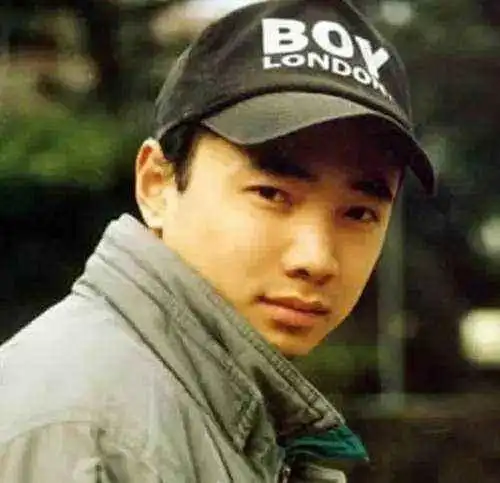 徐峥自曝早年做过发型模特惊呆网友评论炸了现在头发呢