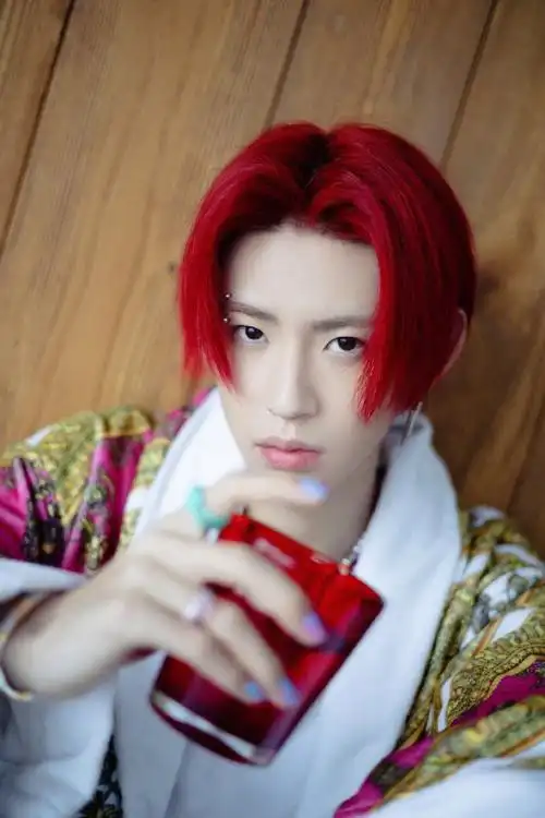 小鬼反季节睡衣庆生图#小鬼王琳凯生日直播造型～红发搭配慵懒睡衣!