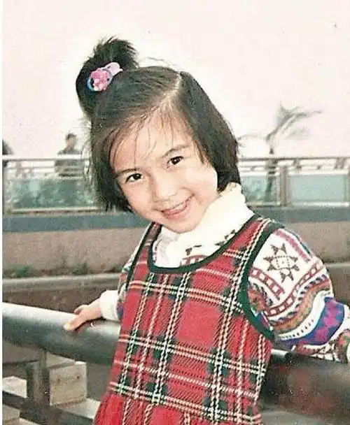 39张明星小时候照片,郭德纲小时候也很帅,王祖贤与摄影大师合影